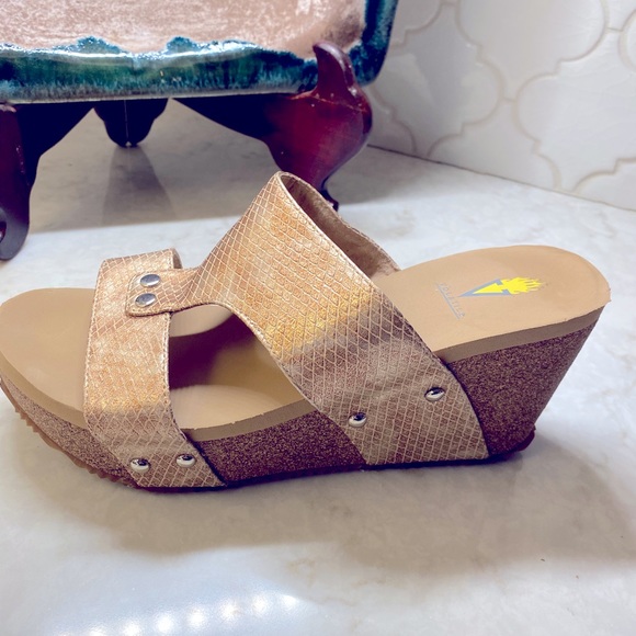 Volatile Gold Wedge Sandals 9